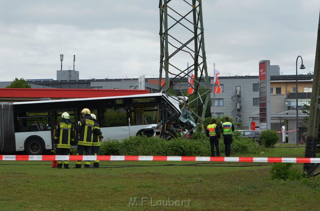 Schwerer Bus Unfall Koeln Porz Gremberghoven Neuenhofstr P134.JPG - Miklos Laubert